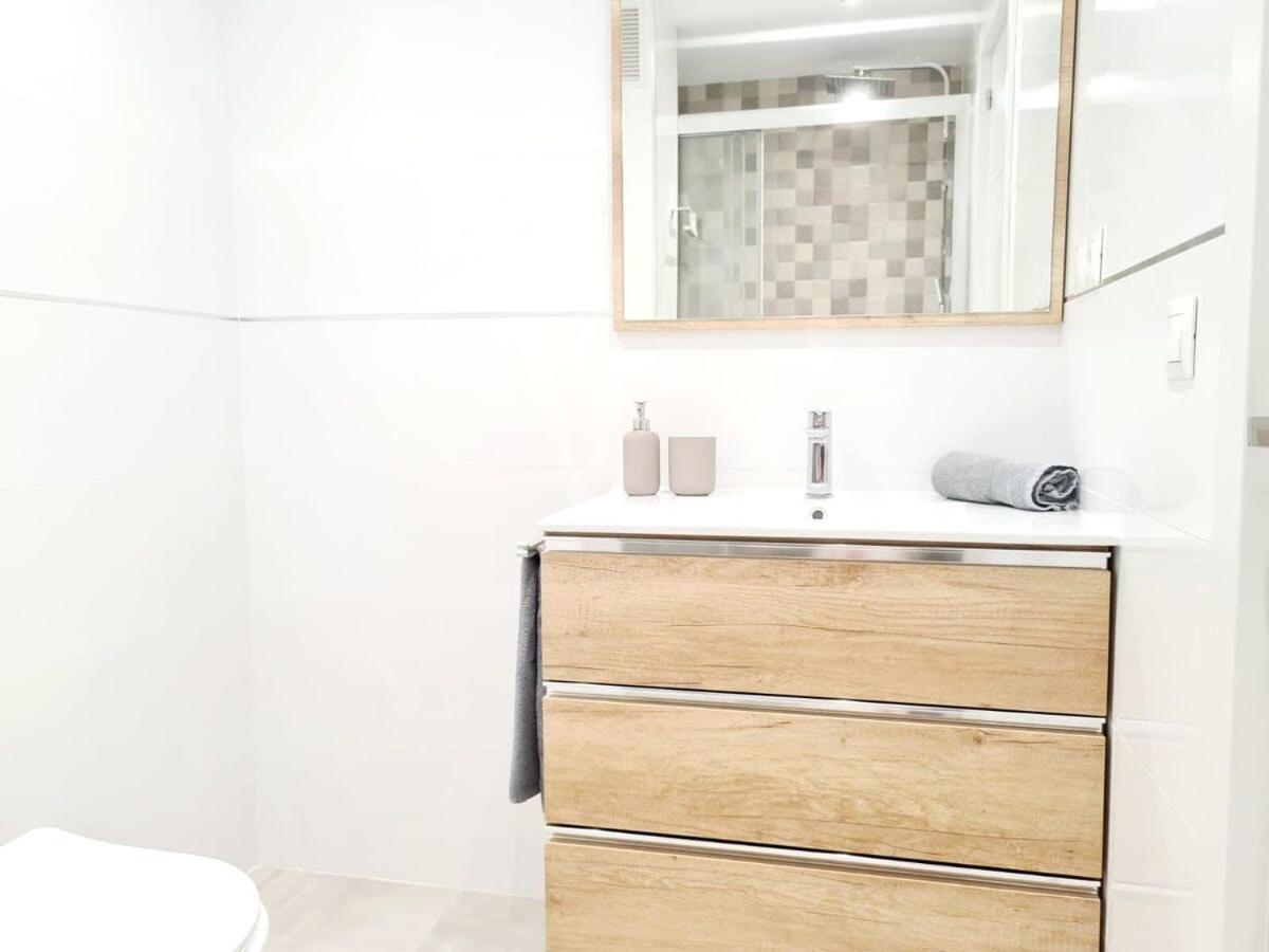 Apartamento Moderno Y Con Estilo En La Carihuela Torremolinos Exterior foto
